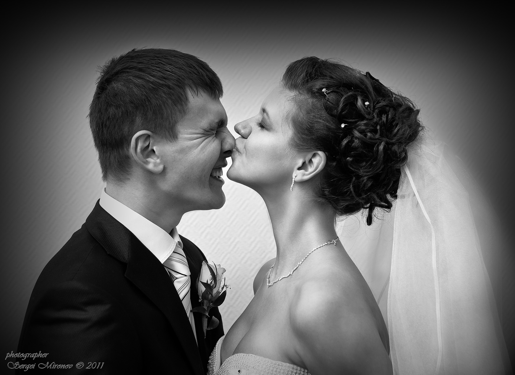 Поцелуй невесту читать. Жених и невеста. Жених и невеста фото. Поцелуй под фатой. Фотосессия жениха и невесты.