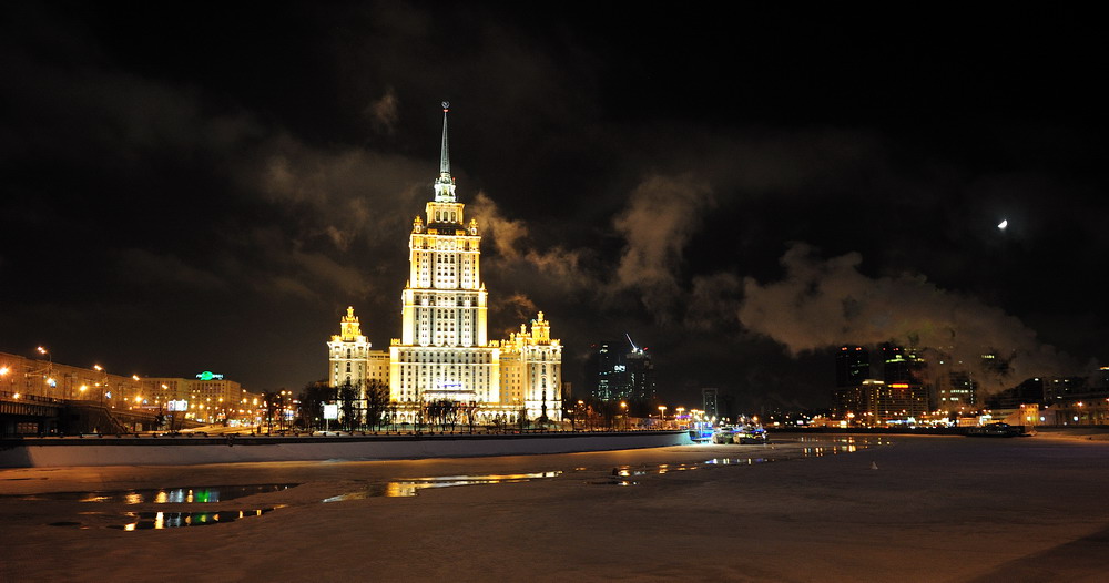 Москва частные. Ночь в зимней Москве. Москва ночью зимой. Ночная Москва частные. МГУ площадь зимой.