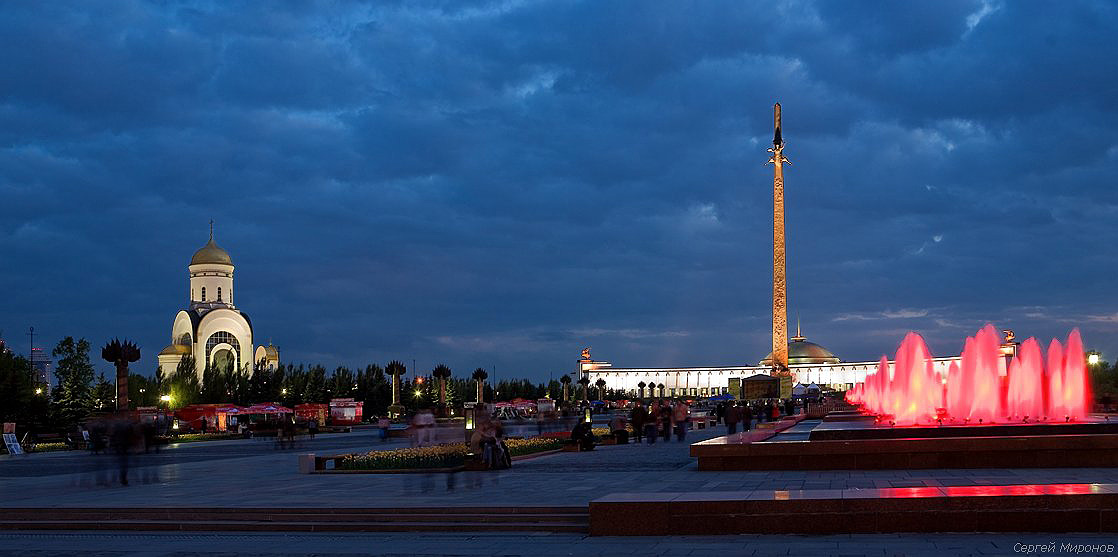 Площадь победы москва. Поклонная гора Ставрополь. Ночной парк Победы Поклонная гора. Вид с Поклонной горы Ставрополь.