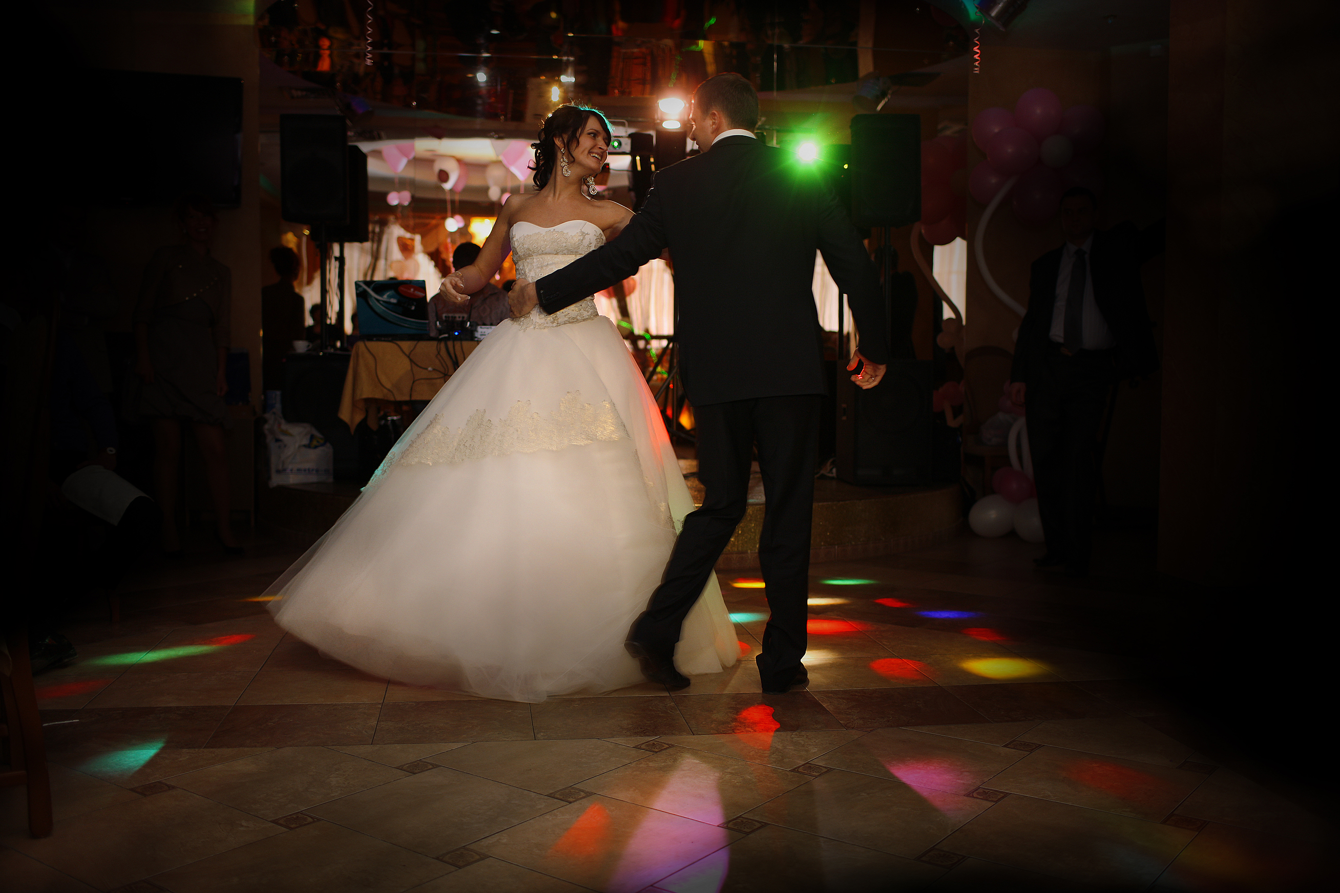 Танец жениха и невесты в ресторане