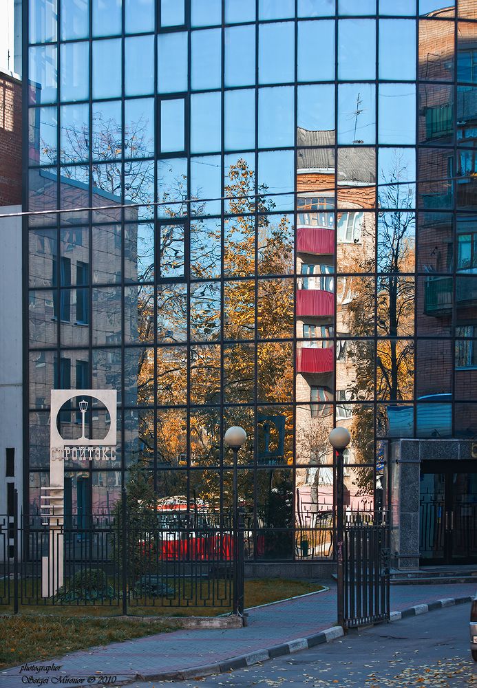 Зеркальная москва. Зеркальный фасад в Москве. Зеркальный дом в городе. Зеркальное здание в Москве.