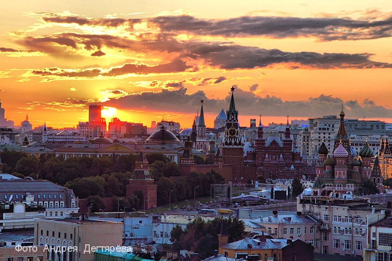 Закат солнца в декабре в москве. Кремль закат. Кремль на рассвете. Московский Кремль закат. Закат над Кремлем.