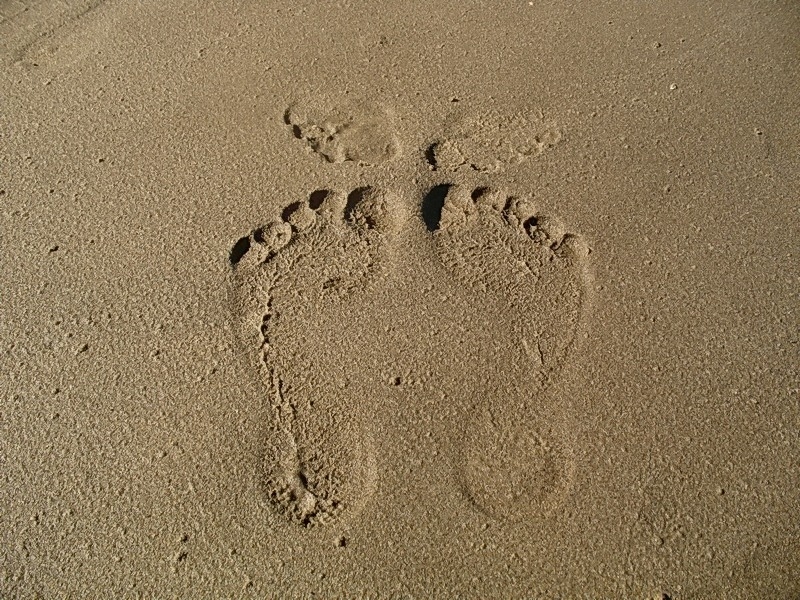 На песке остается след. Следы на песке. Следы двоих на песке. Отпечаток ноги на песке. Ноги в песке.