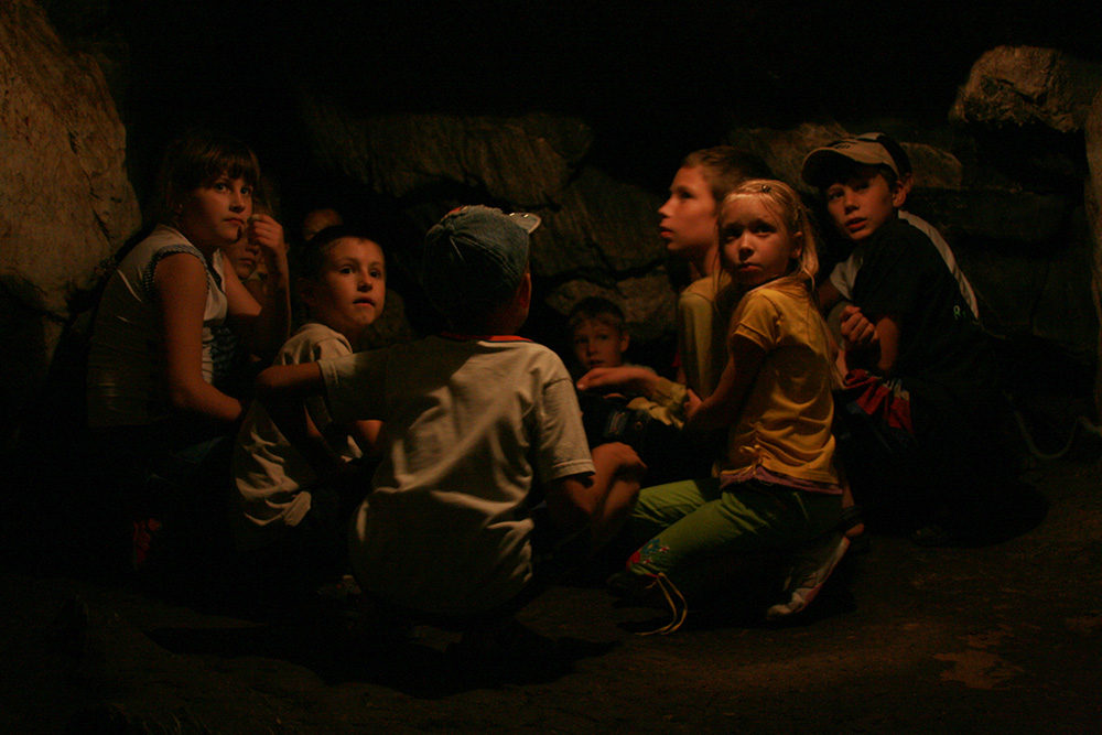Знакомство с детьми подземелья. Дети подземелья. Пещера для детей. Малыши в пещере.