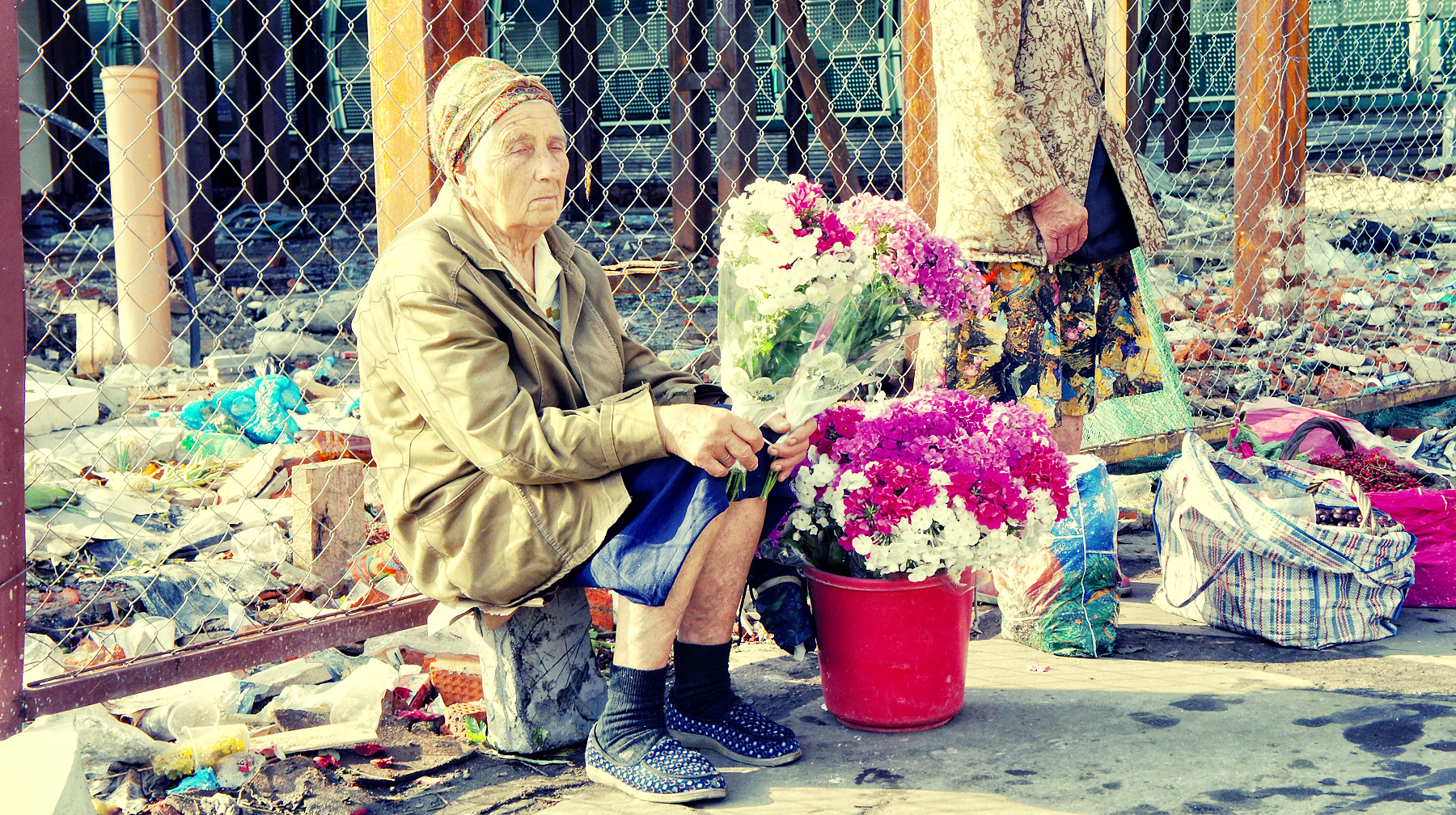 Бабки торгуют цветами