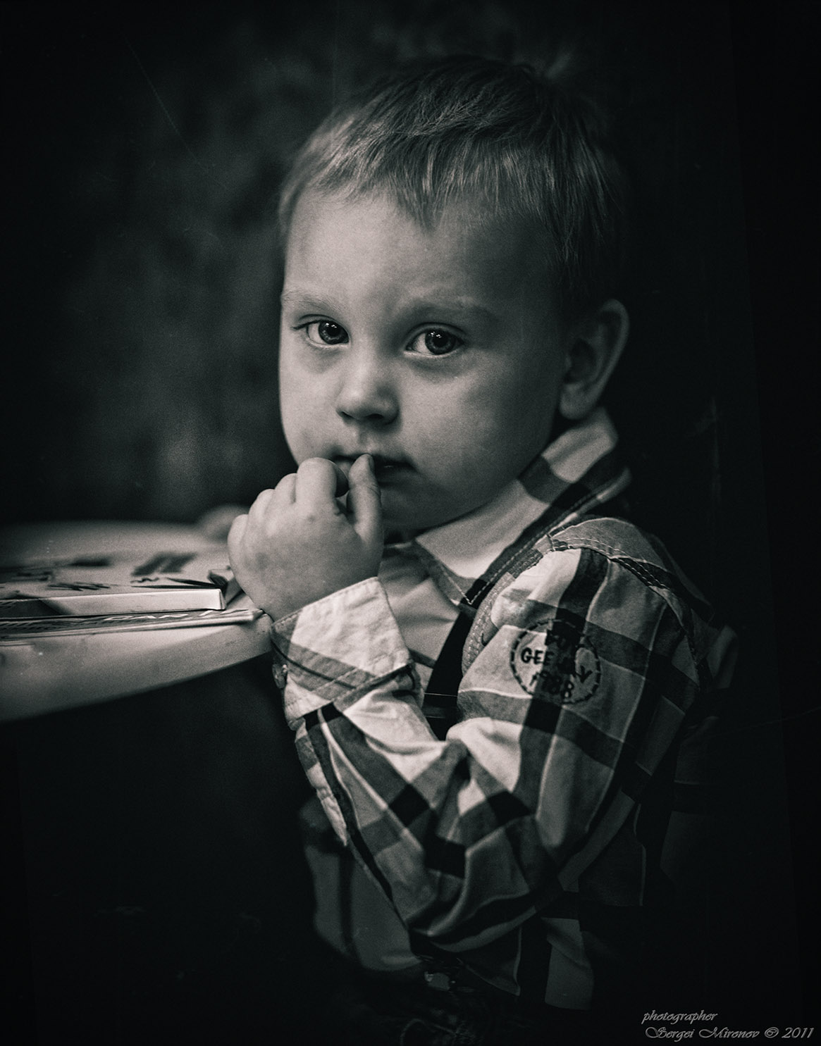 Фото белого мальчика. Дима Яковлев. Серьезный ребенок. Мальчик. Детская фотосессия чб.