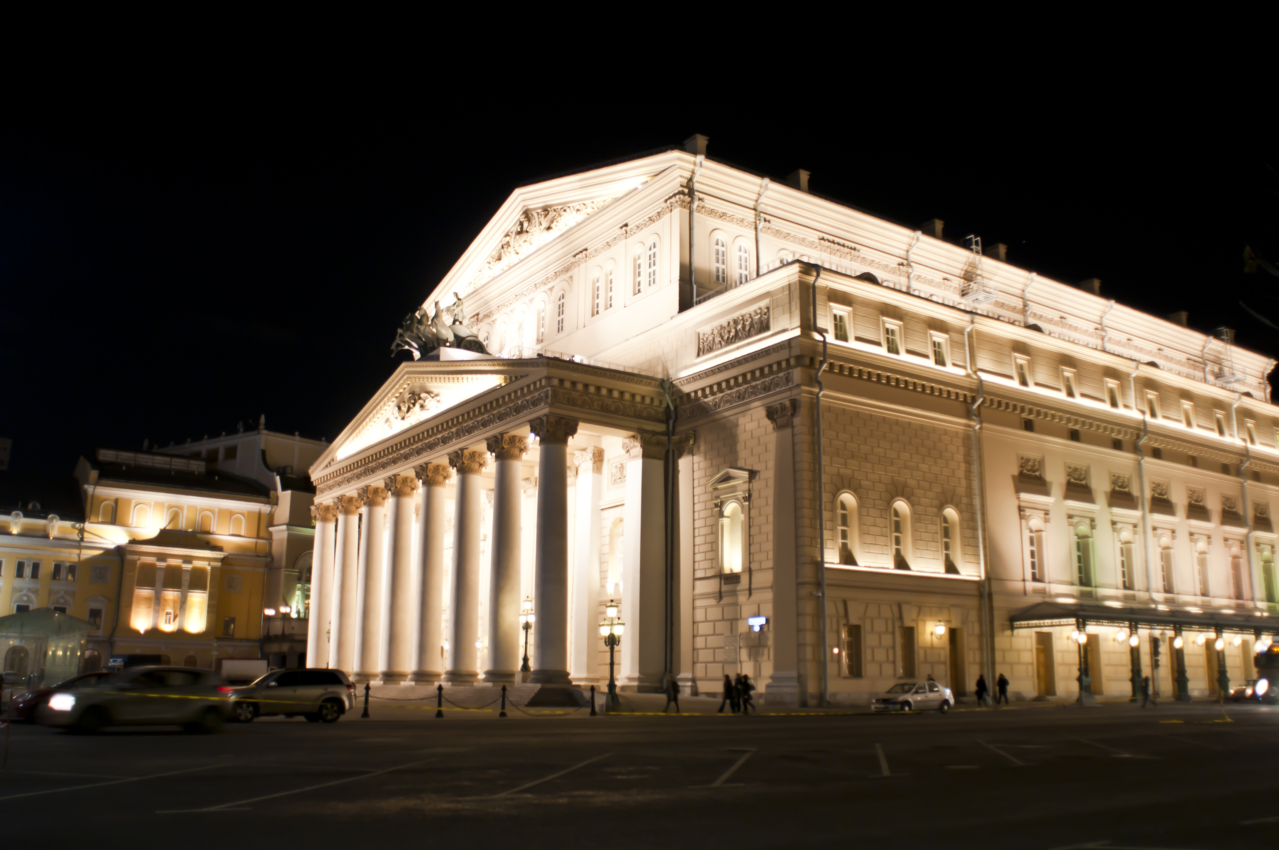 Большой Московский театр сбоку