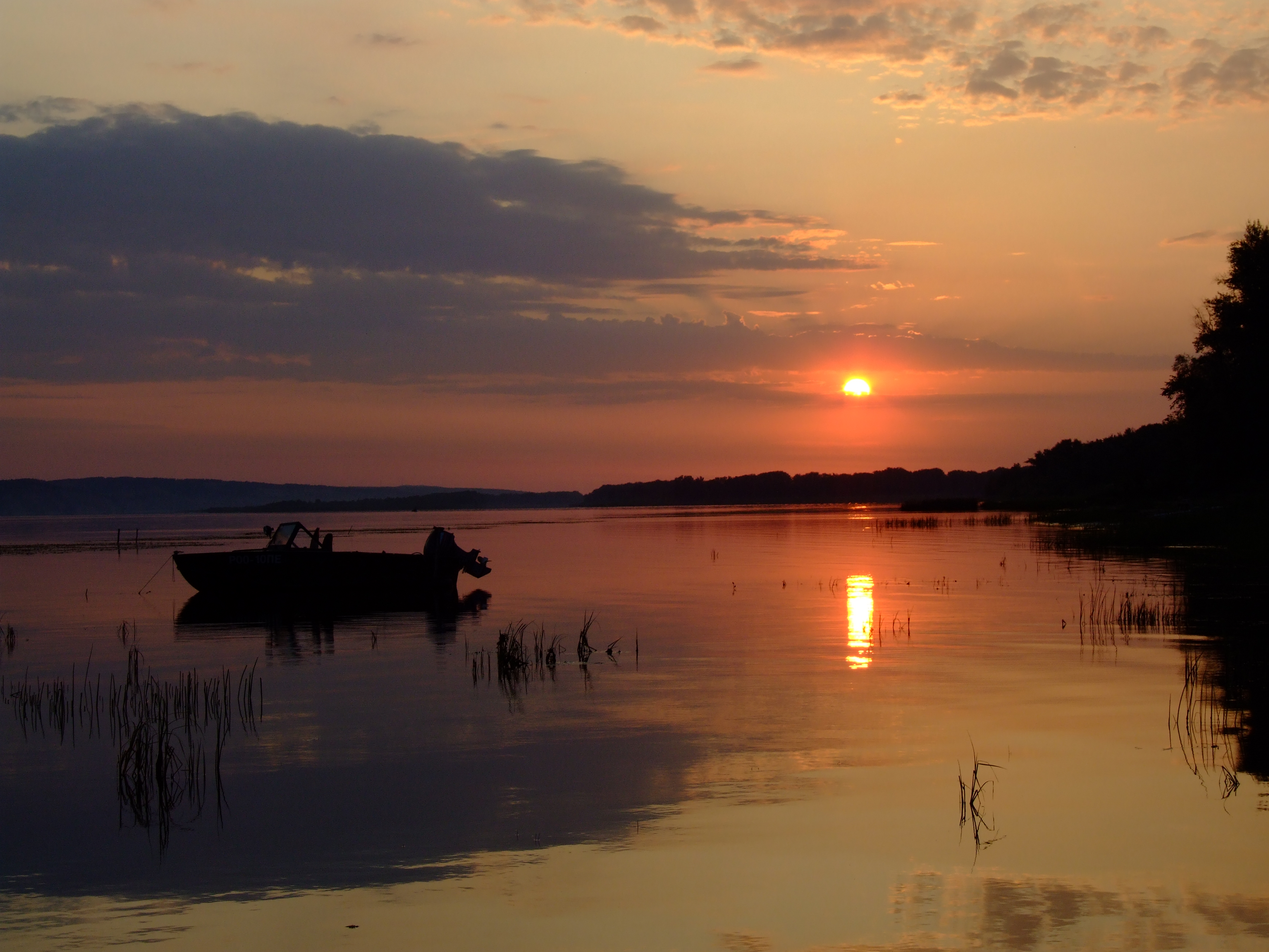 Первая ночь у берега. Волга река Волгоград рассвет. Закат на реке. Закат на Волге. Вечер на реке.