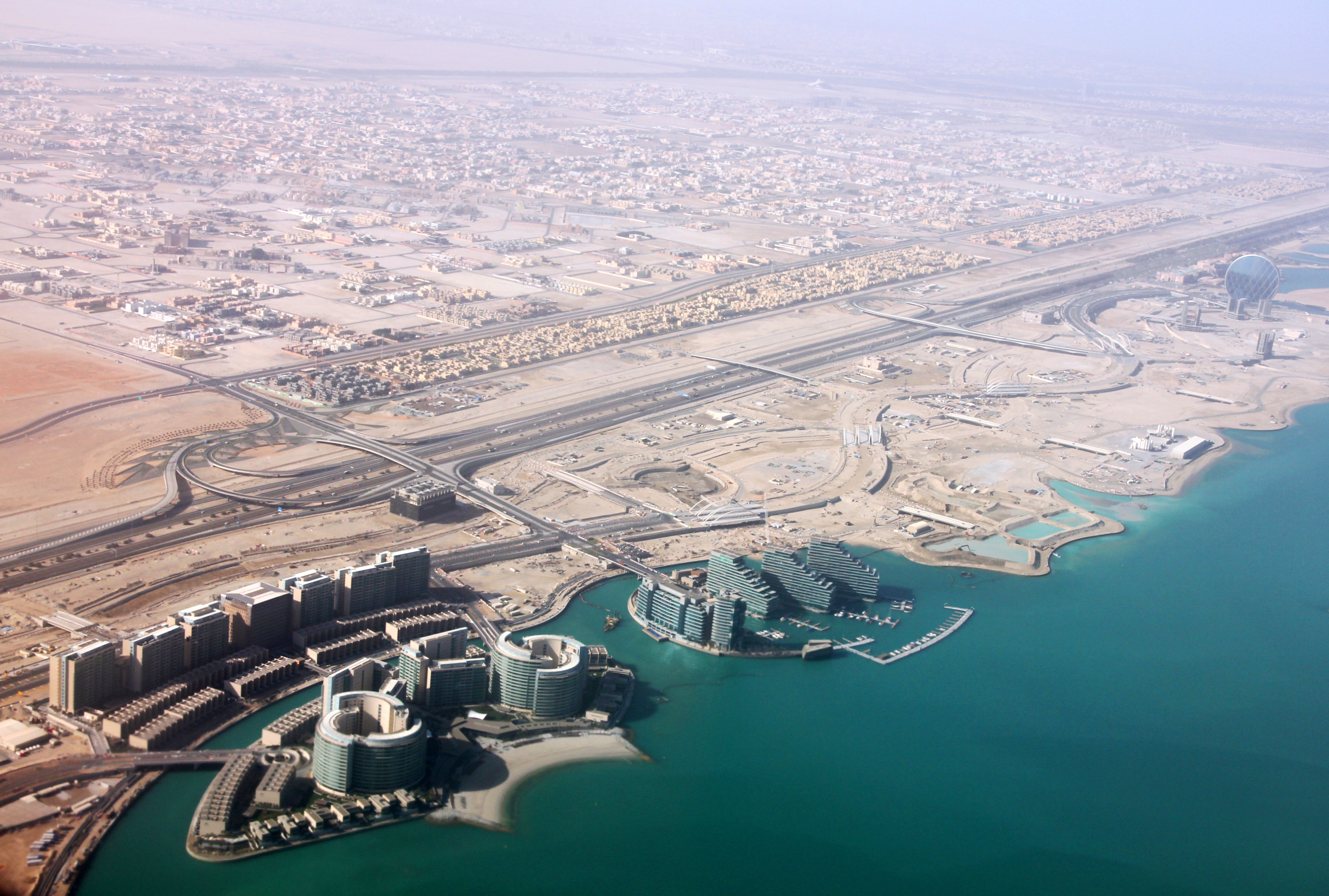Погода в абу даби сейчас и температура. Абу Даби 2000 город. Абу Даби 1975. Город в пустыне Абу Даби. Абу Даби 2006.