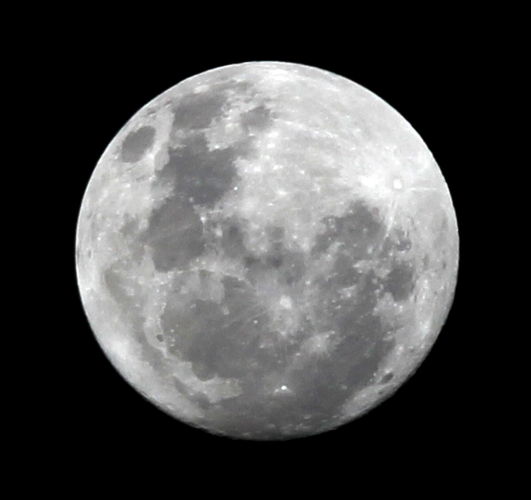 Луна в разные годы. Разная Луна. Как выглядит Луна с разных континентов. Large Moon.