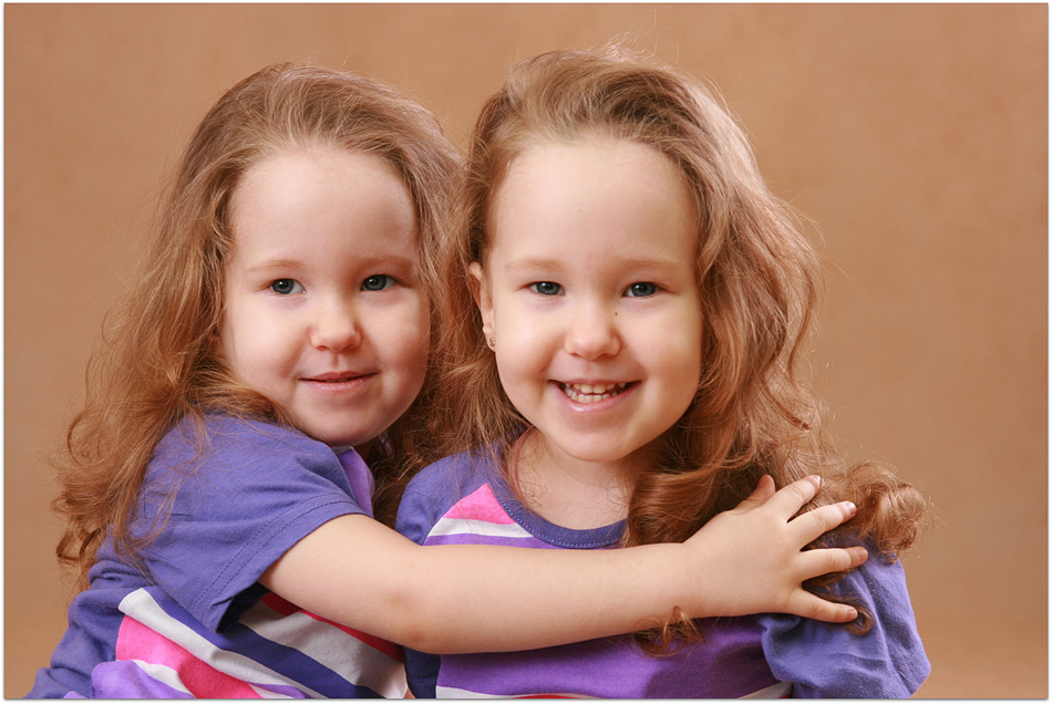 Маленькая сестренка есть. Дети сестер. Маленькая сестра. Общение близнецов. Фотосессия 5 сестрёнок.