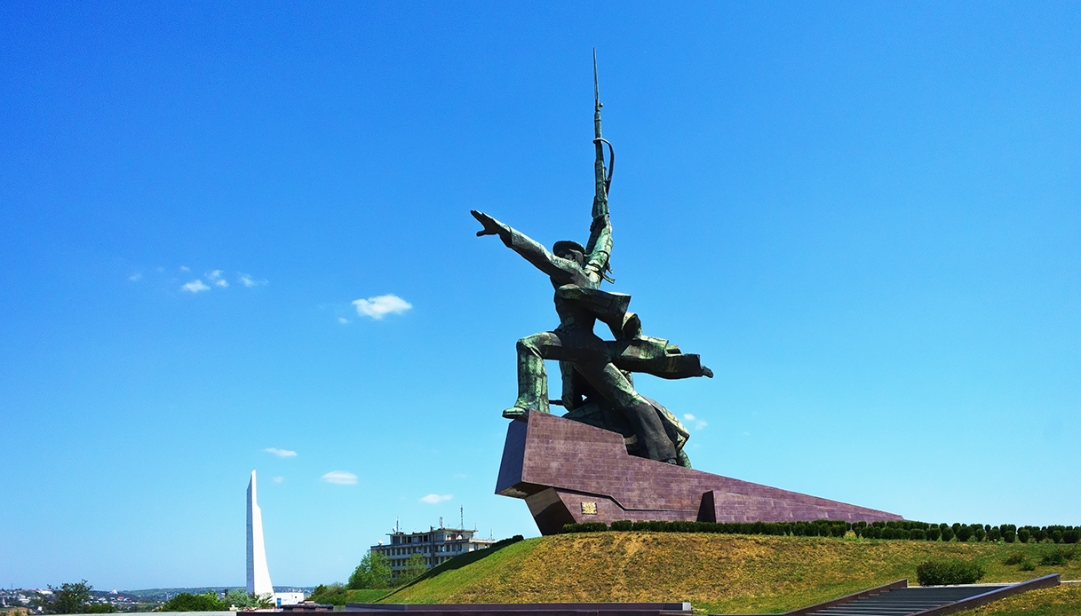 Памятники великой отечественной в крыму. Памятники Крыма. Памятник матросу и солдату. Высокий памятник в Крыму.