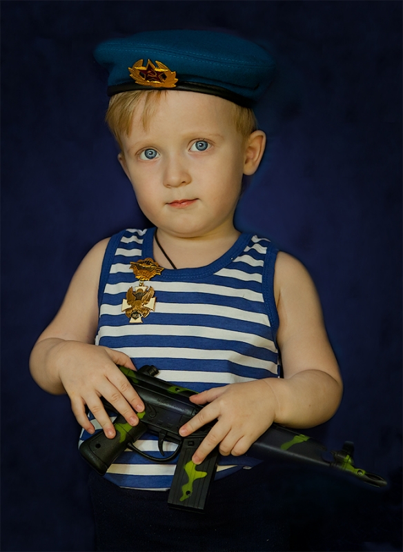 23 пела. Мальчик в военной форме. Малыши в десантной форме. Детская фотосессия к 23 февраля. Мальчик в форме.