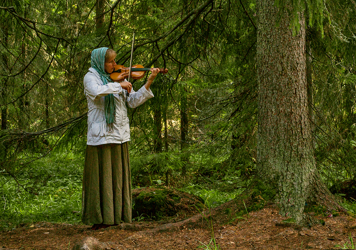 И снова одиноко поет девушка. Девушка со скрипкой в лесу. Музыканты в лесу. Фотосессия со скрипкой на природе. Лесная скрипка.