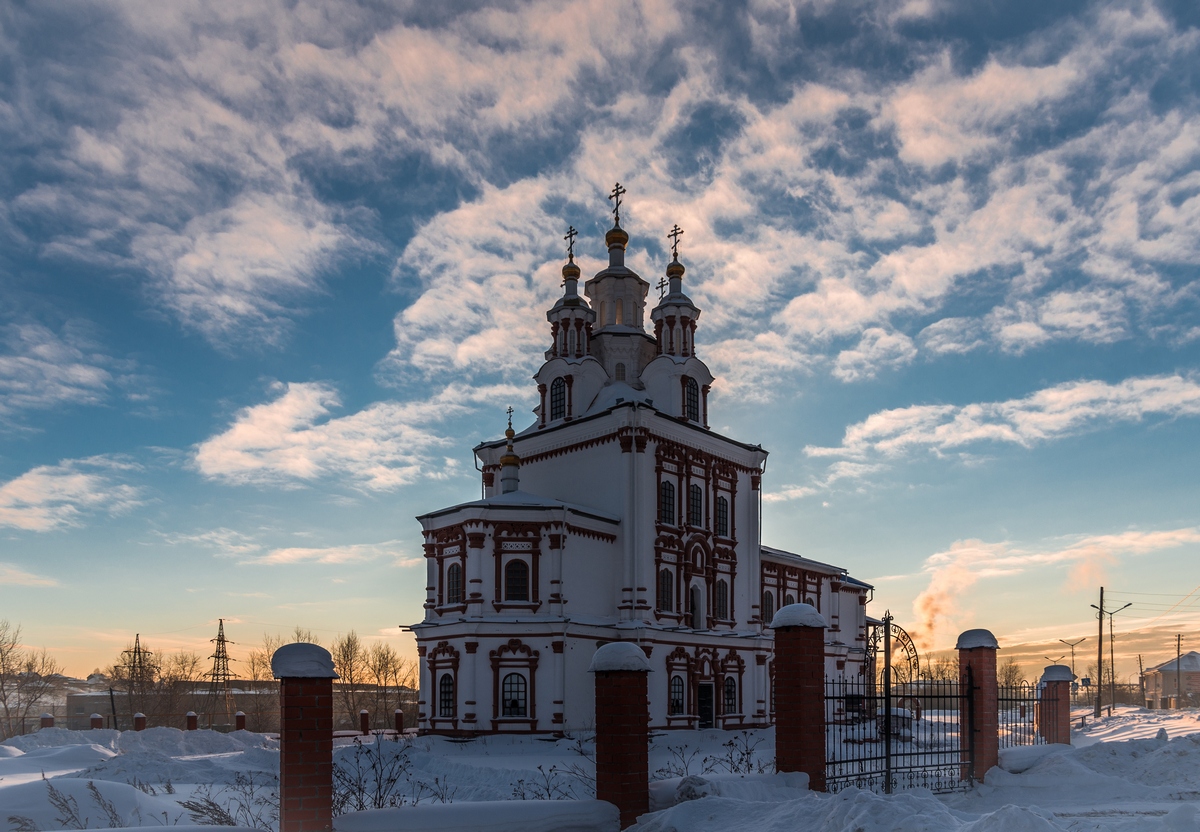 Карпинск. Карпинска Церковь зимой. Богословский (Введенский) собор. Собор Иоанна Богослова Карпинск. Г зима Иркутская область Церковь.