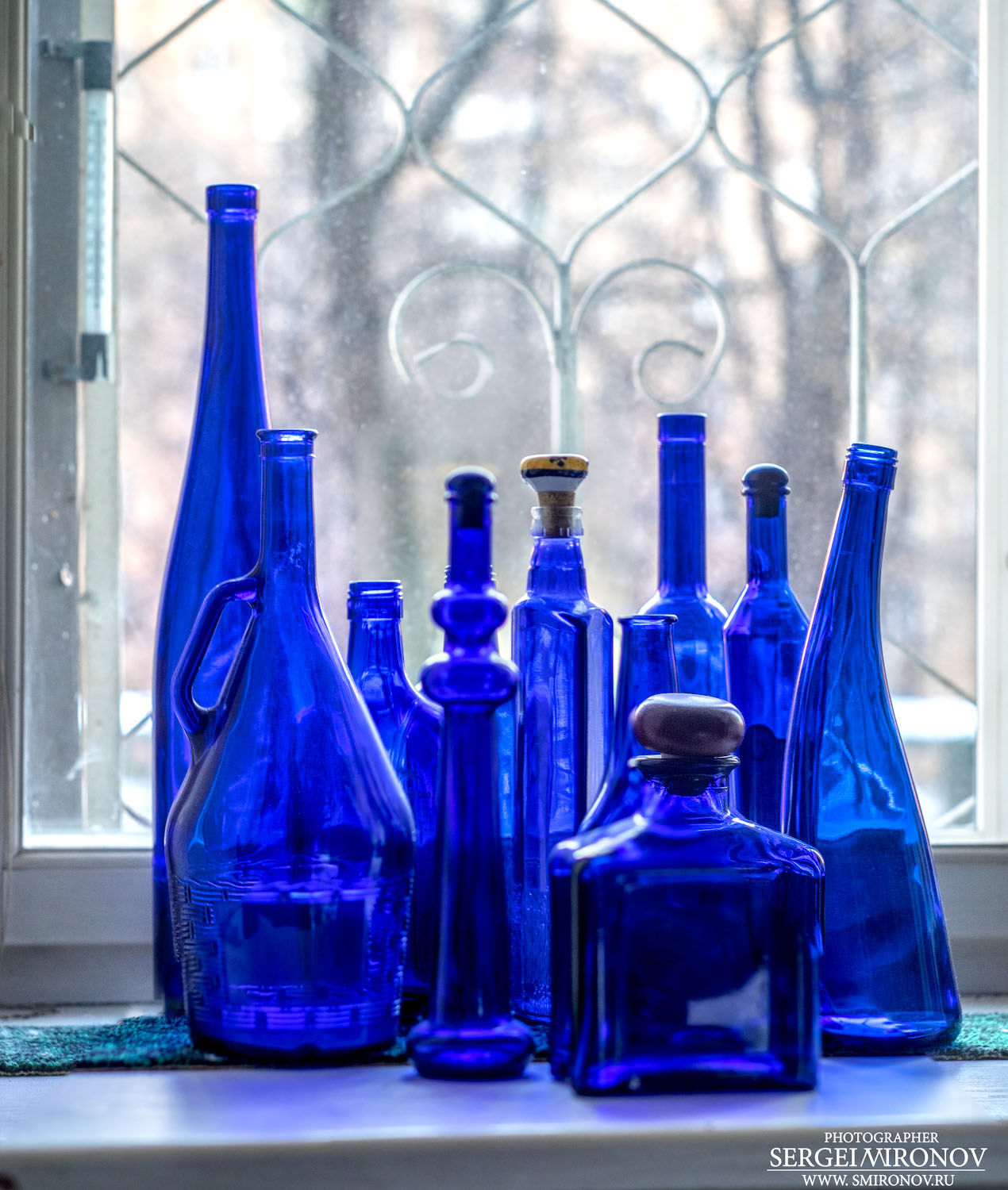 Красивая стеклянная бутылка. Стеклянная бутылка. Цветные бутылки. Красивые стеклянные бутылки. Синяя стеклянная бутылка.