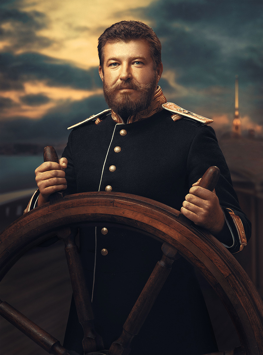Капитан за штурвалом корабля