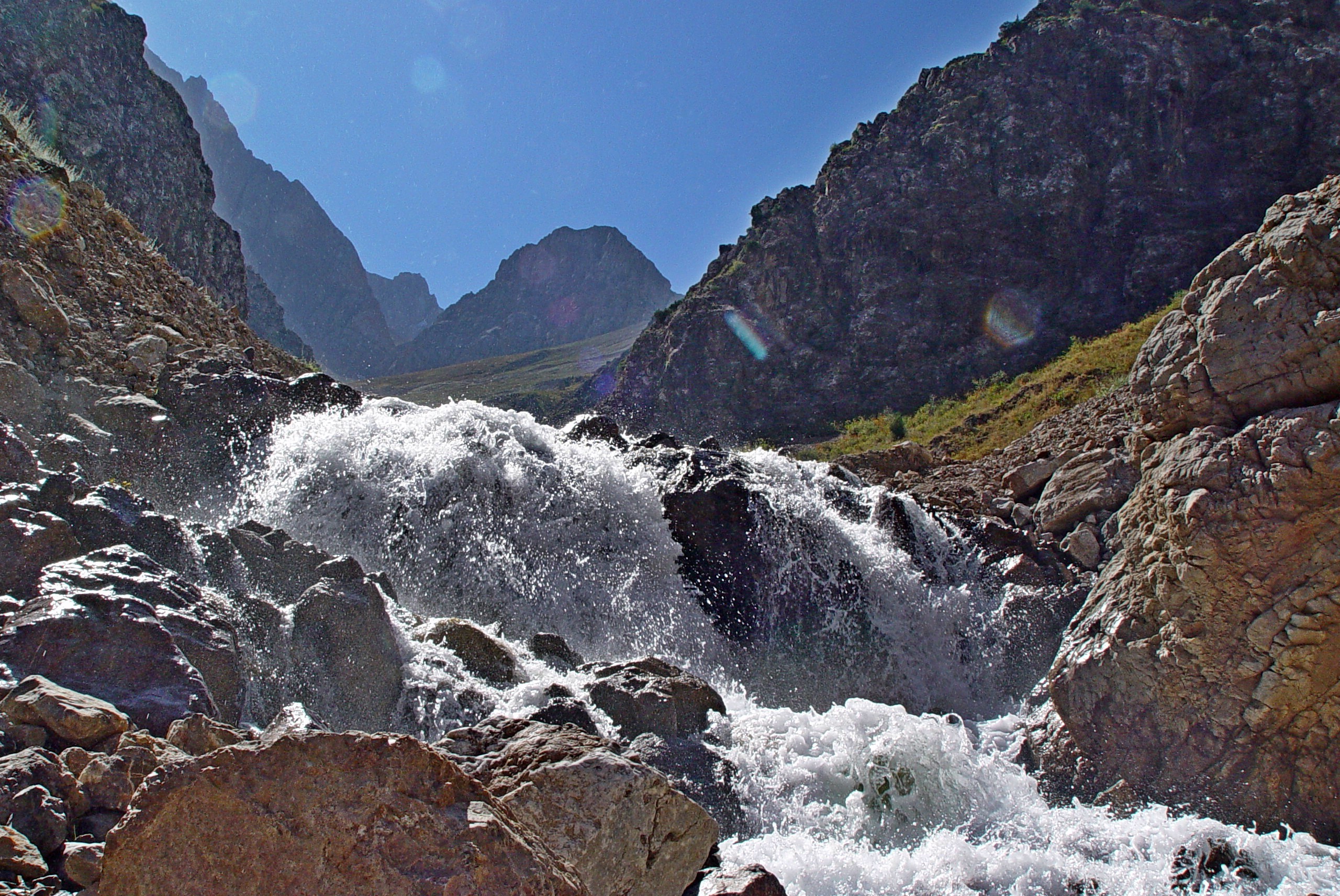 Бурная речка в горах Кавказа