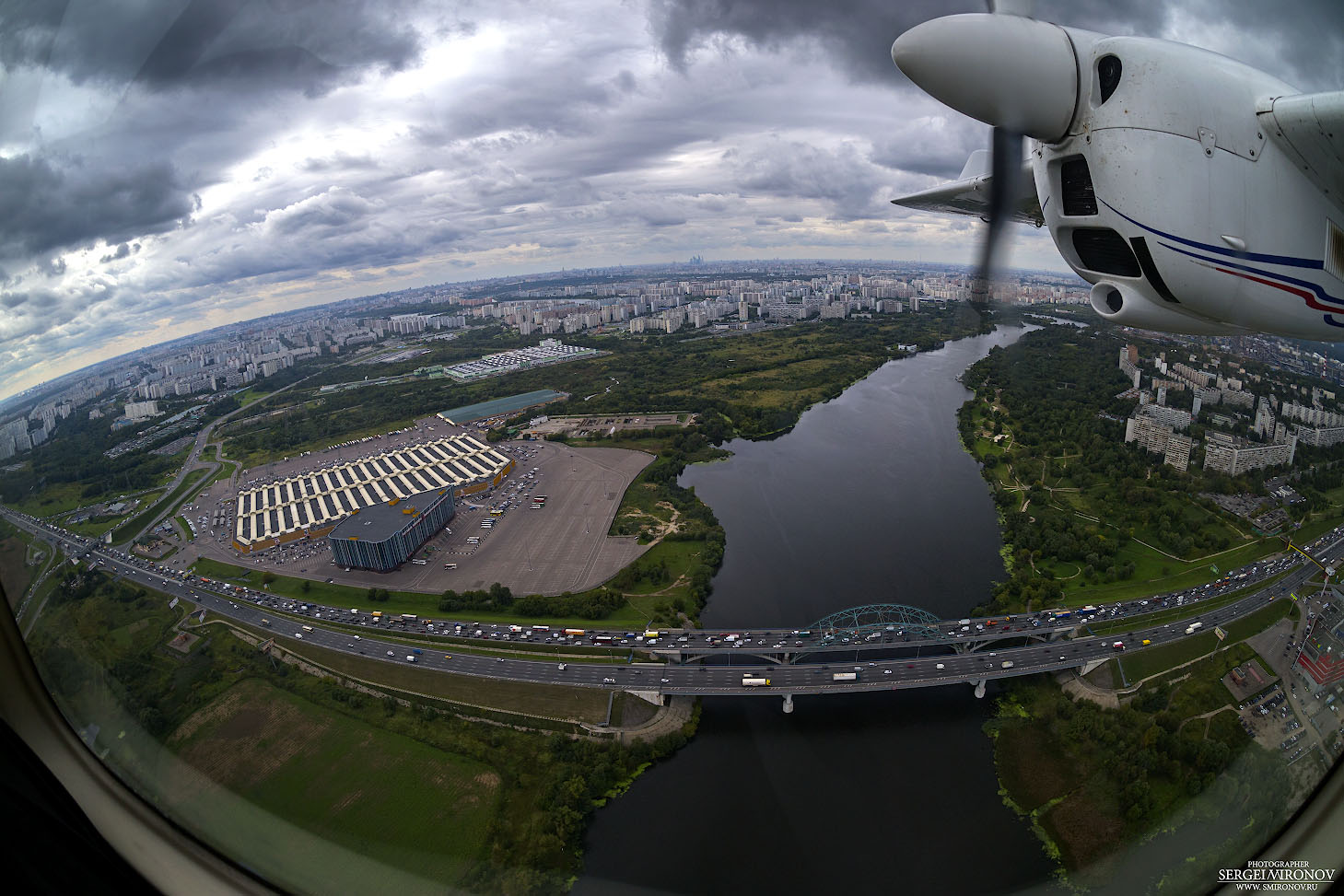 Над москвой великой. Самолет над рекой. Город Московский с самолета. Город Москва самолет. Стелла над Москвой рекой.