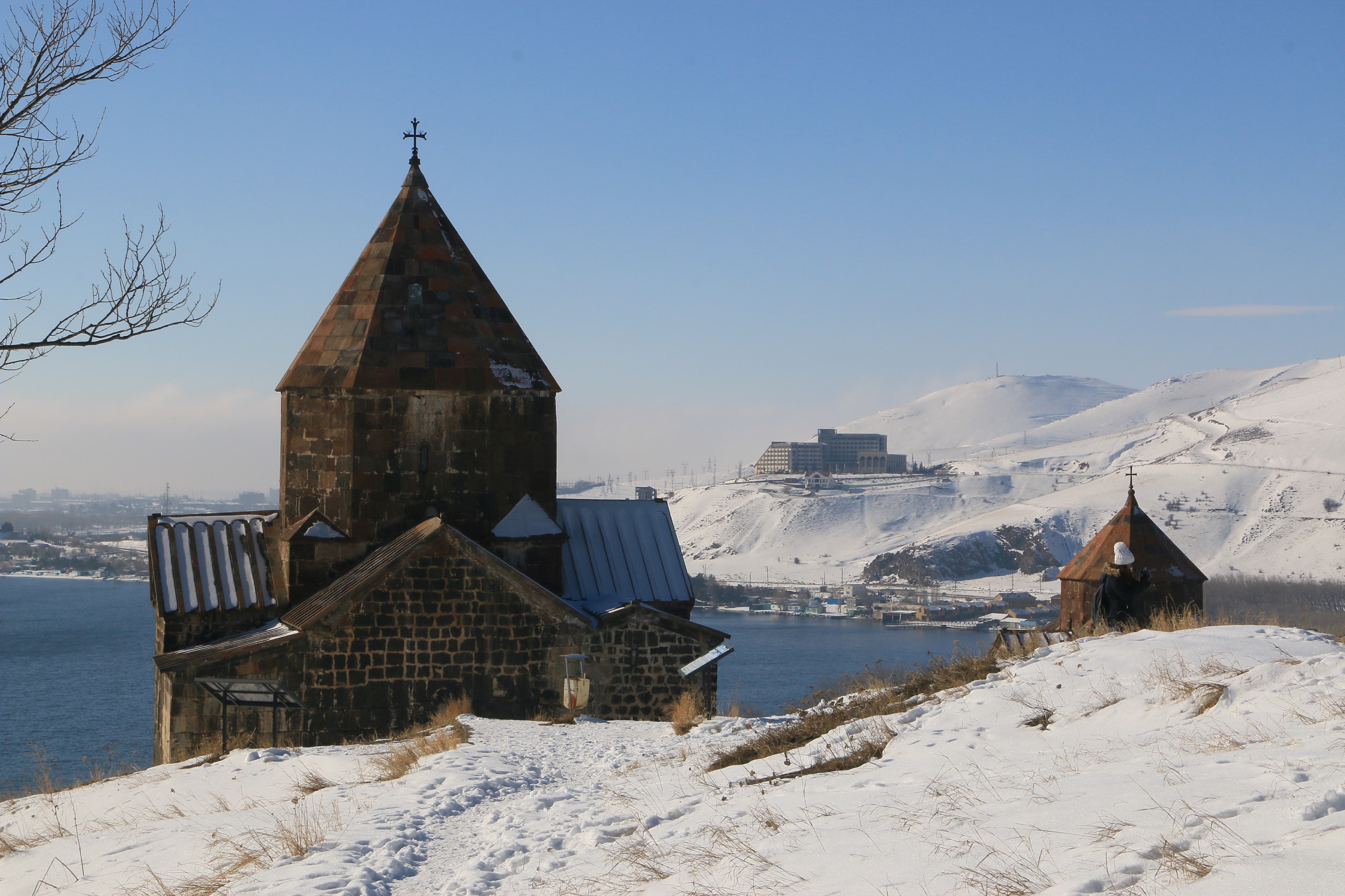 Кредит севан. Севанаванк Армения зимой. Озеро Севан зимой. Озеро Севан в декабре. Озеро Севан в феврале.