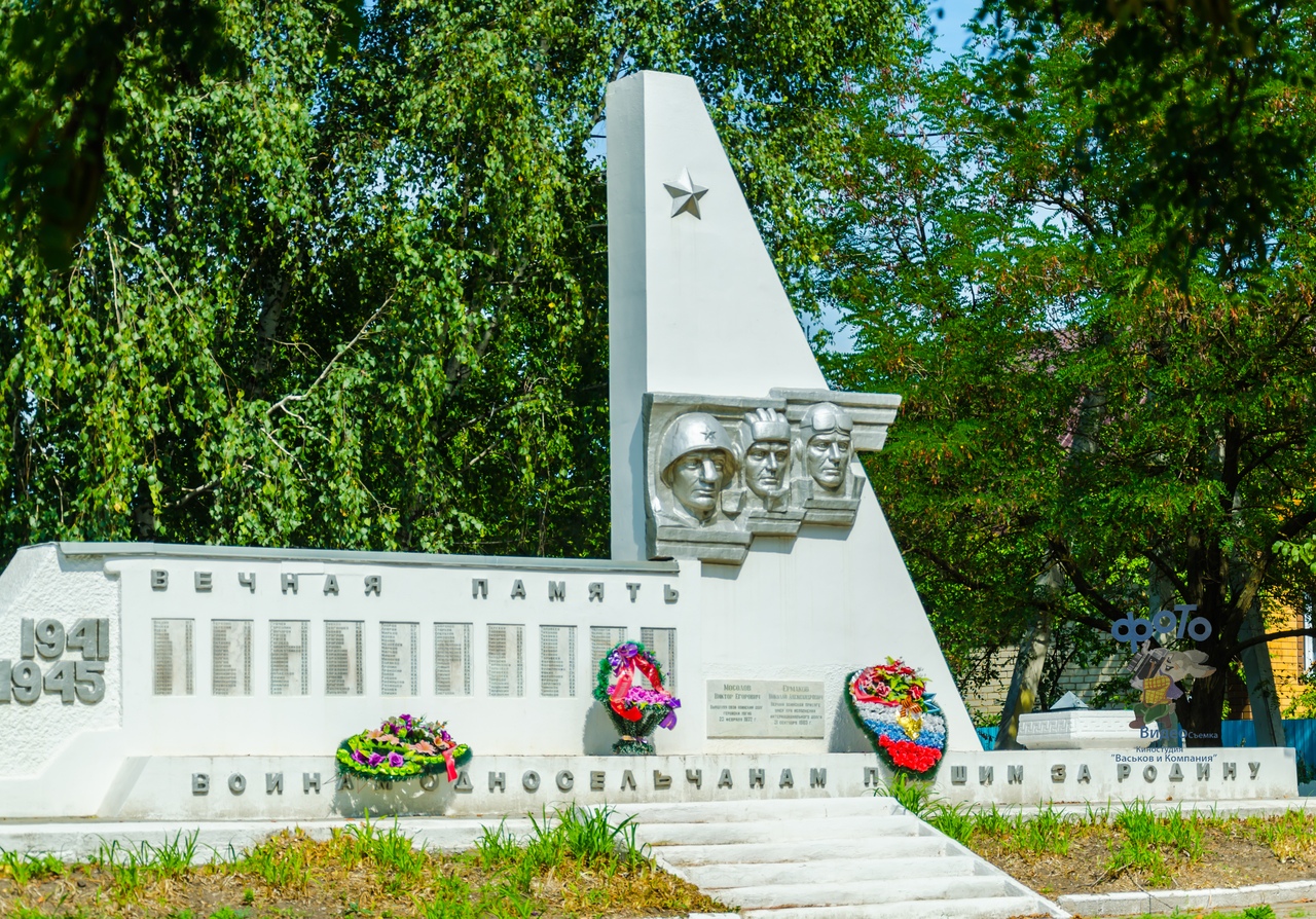 Памятник погибшим в великой отечественной. Памятник погибшим воинам в годы Великой Отечественной войны Курск. Памятник воинам односельчанам. Памятники обелиски Великой Отечественной войны. Обелиск воинам погибшим в Великой Отечественной.