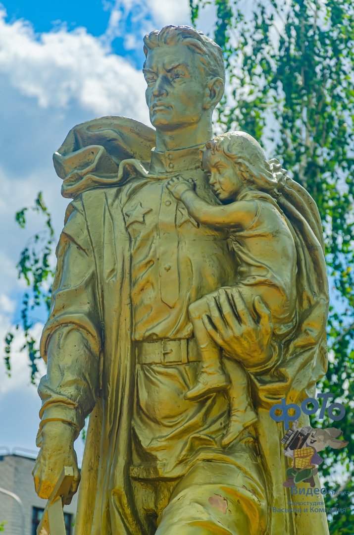 Скульптура воин освободитель. Памятник Вучетича воин-освободитель. Воин освободитель памятник скульптор. Курск памятник воину освободителю. Белин скульптура воин освободитель.